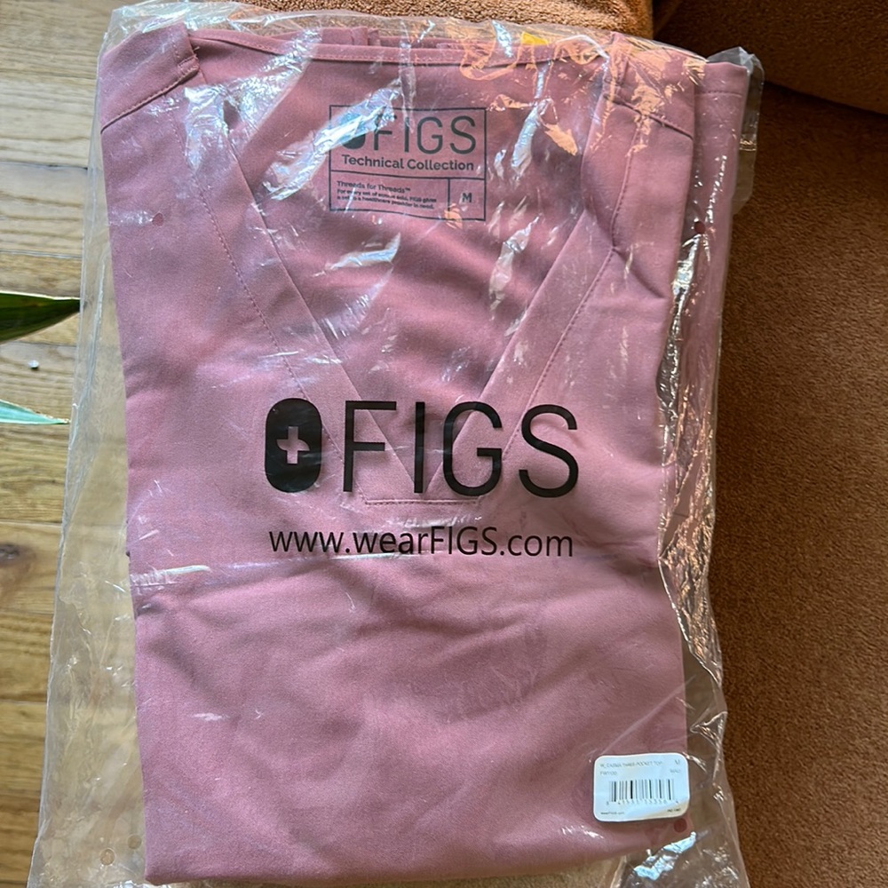 NWT FIGS scrub top MAUVE color